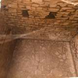 In quello di destra � presente una botola che d� su un ambiente interrato di forma quadrata profondo circa tre metri. Si tratta di un ossario realizzato tra il 700 e l�800 e svuotato delle sue sepolture quando la chiesa fu abbandonata